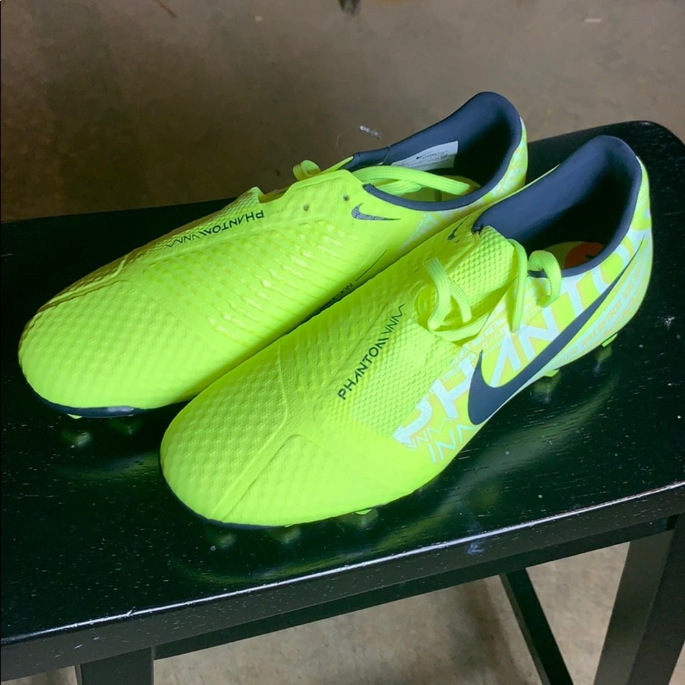 Nike Soccer Cleats Phantom size 7